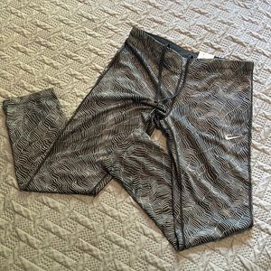 Nike : Dri Fit Capris - M